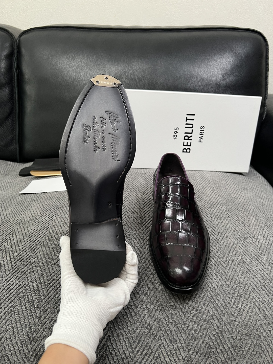 Berluti  高品质  顶级工艺品  布鲁提 专柜同步发售原厂配置，意大利进口牛皮面料，全进口水染牛皮里垫，鞋底：原