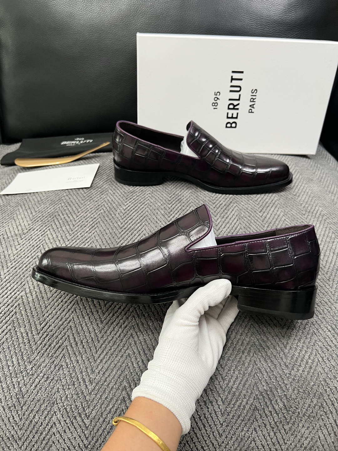 Berluti  高品质  顶级工艺品  布鲁提 专柜同步发售原厂配置，意大利进口牛皮面料，全进口水染牛皮里垫，鞋底：原