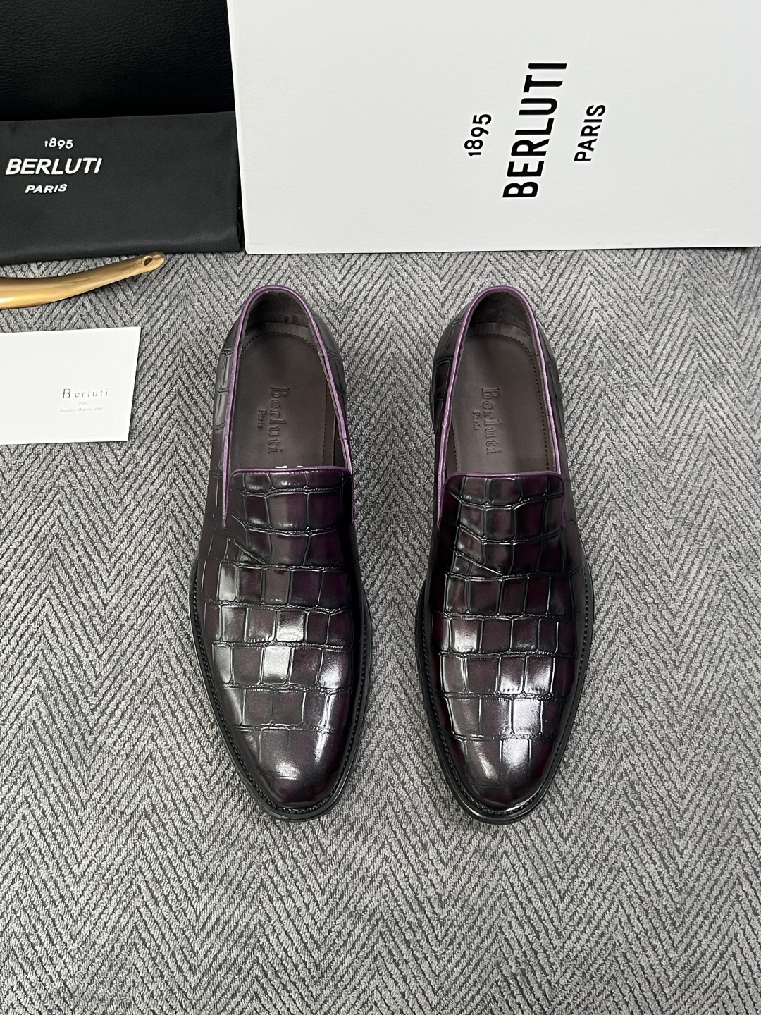 Berluti  高品质  顶级工艺品  布鲁提 专柜同步发售原厂配置，意大利进口牛皮面料，全进口水染牛皮里垫，鞋底：原
