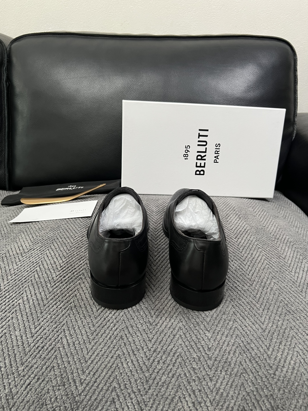 Berluti  高品质  顶级工艺品  布鲁提 专柜同步发售原厂配置，意大利进口牛皮面料，全进口水染牛皮里垫，鞋底：原