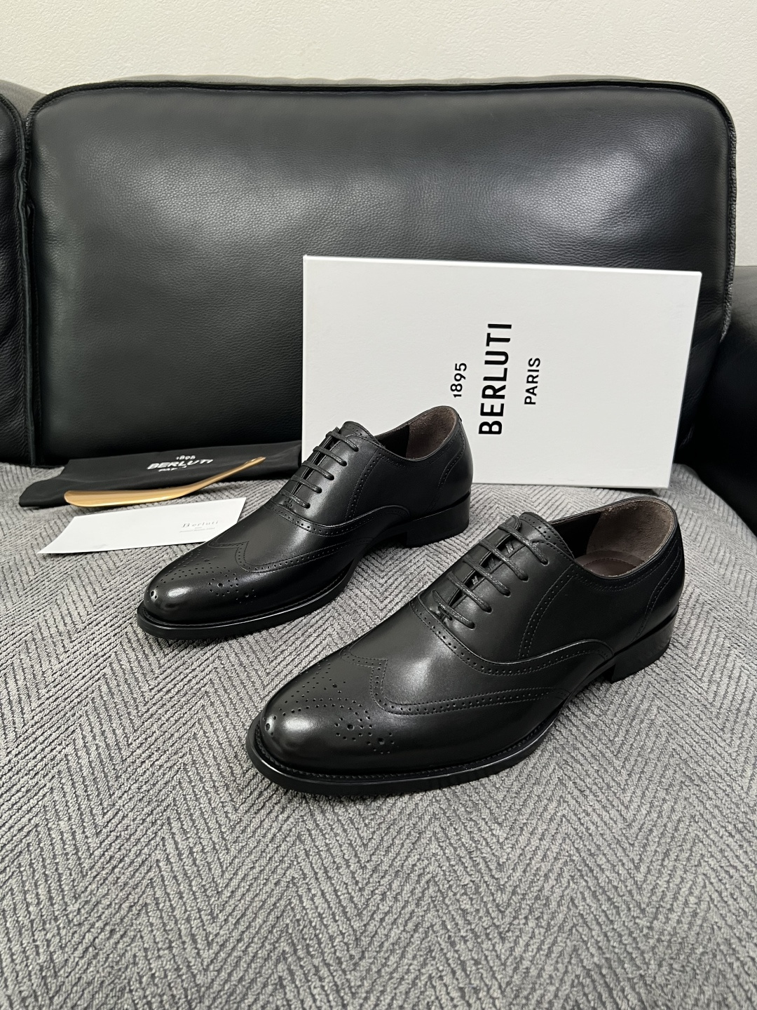 Berluti  高品质  顶级工艺品  布鲁提 专柜同步发售原厂配置，意大利进口牛皮面料，全进口水染牛皮里垫，鞋底：原