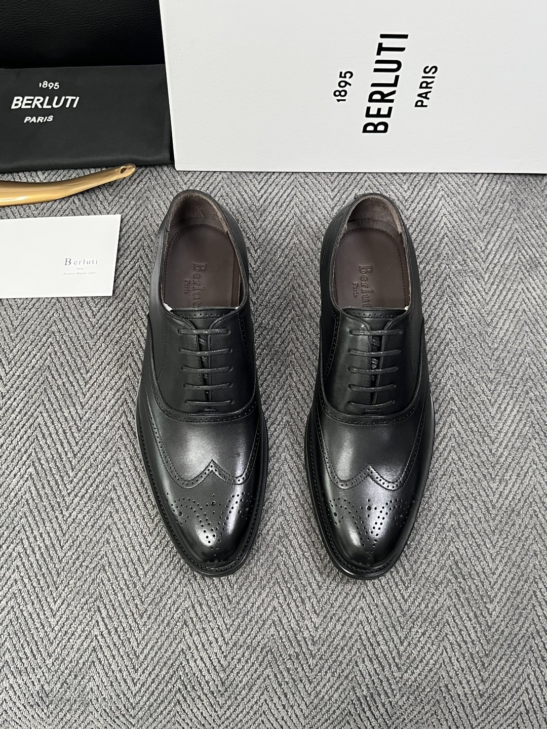 Berluti  高品质  顶级工艺品  布鲁提 专柜同步发售原厂配置，意大利进口牛皮面料，全进口水染牛皮里垫，鞋底：原