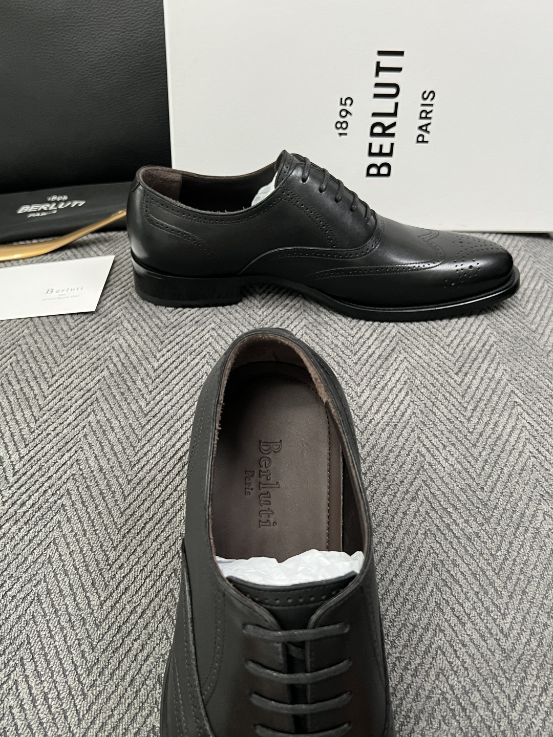 Berluti  高品质  顶级工艺品  布鲁提 专柜同步发售原厂配置，意大利进口牛皮面料，全进口水染牛皮里垫，鞋底：原