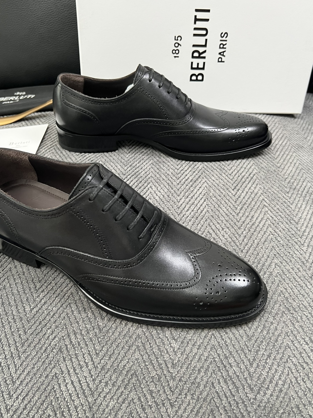 Berluti  高品质  顶级工艺品  布鲁提 专柜同步发售原厂配置，意大利进口牛皮面料，全进口水染牛皮里垫，鞋底：原