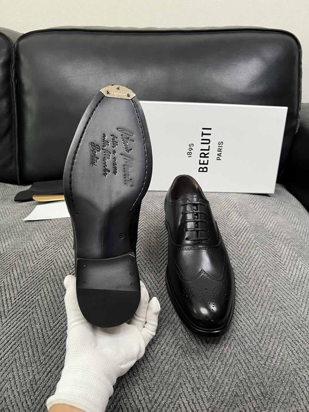 Berluti  高品质  顶级工艺品  布鲁提 专柜同步发售原厂配置，意大利进口牛皮面料，全进口水染牛皮里垫，鞋底：原