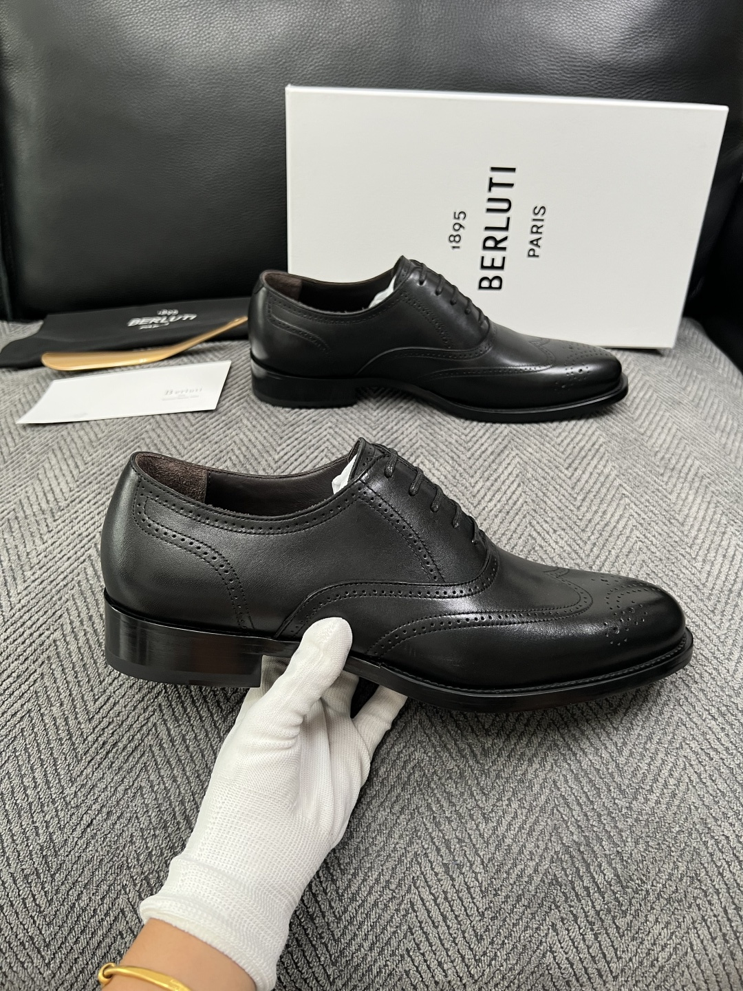 Berluti  高品质  顶级工艺品  布鲁提 专柜同步发售原厂配置，意大利进口牛皮面料，全进口水染牛皮里垫，鞋底：原