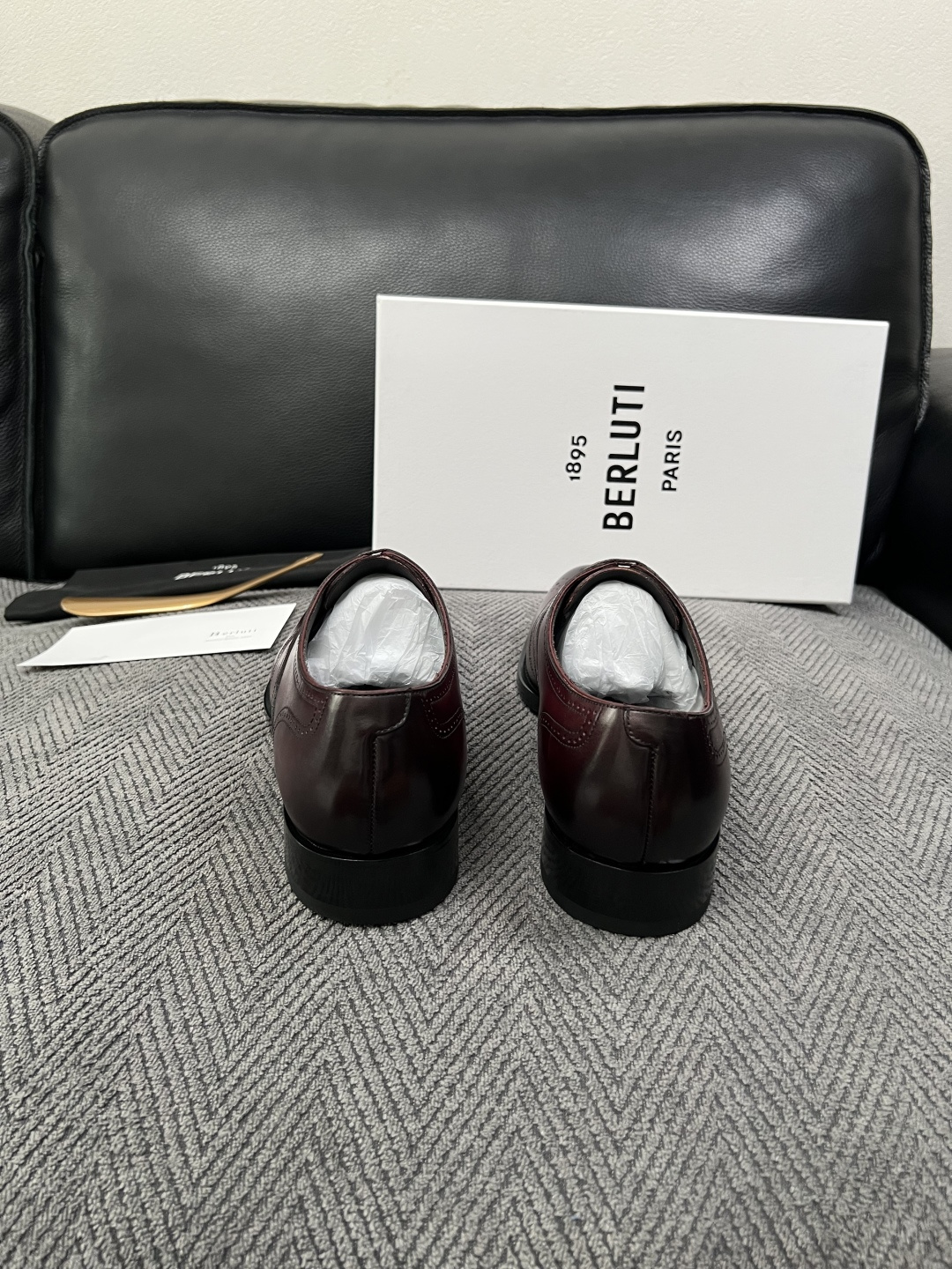 Berluti  高品质  顶级工艺品  布鲁提 专柜同步发售原厂配置，意大利进口牛皮面料，全进口水染牛皮里垫，鞋底：原