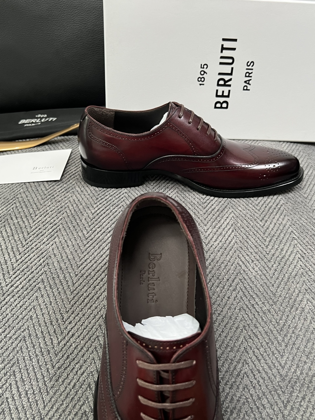 Berluti  高品质  顶级工艺品  布鲁提 专柜同步发售原厂配置，意大利进口牛皮面料，全进口水染牛皮里垫，鞋底：原