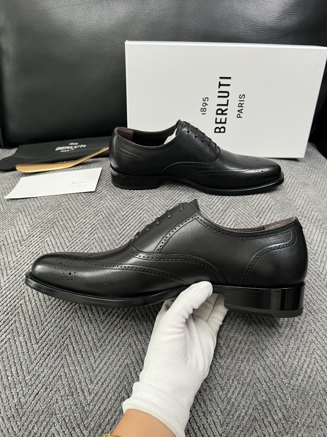 Berluti  高品质  顶级工艺品  布鲁提 专柜同步发售原厂配置，意大利进口牛皮面料，全进口水染牛皮里垫，鞋底：原