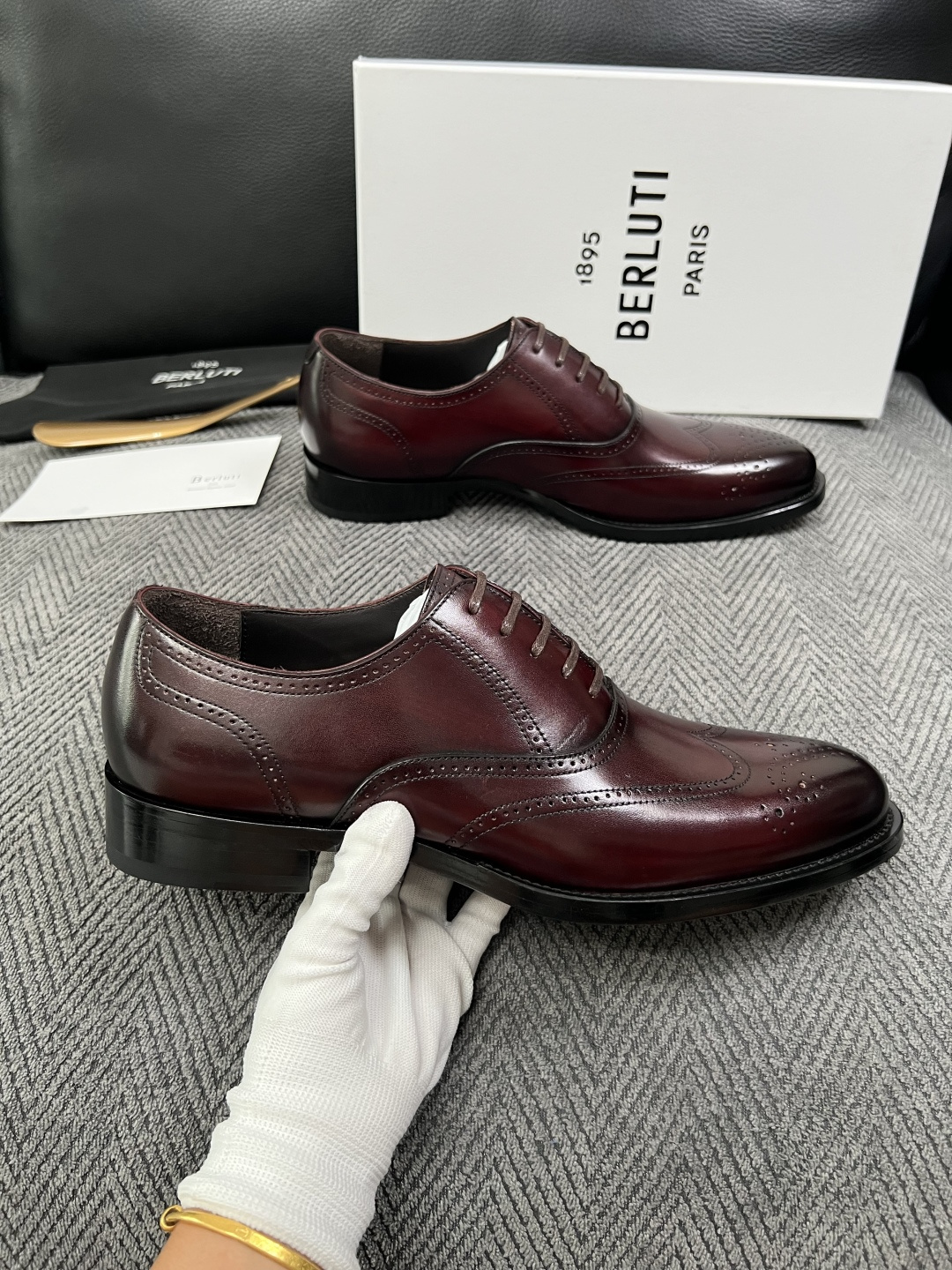 Berluti  高品质  顶级工艺品  布鲁提 专柜同步发售原厂配置，意大利进口牛皮面料，全进口水染牛皮里垫，鞋底：原