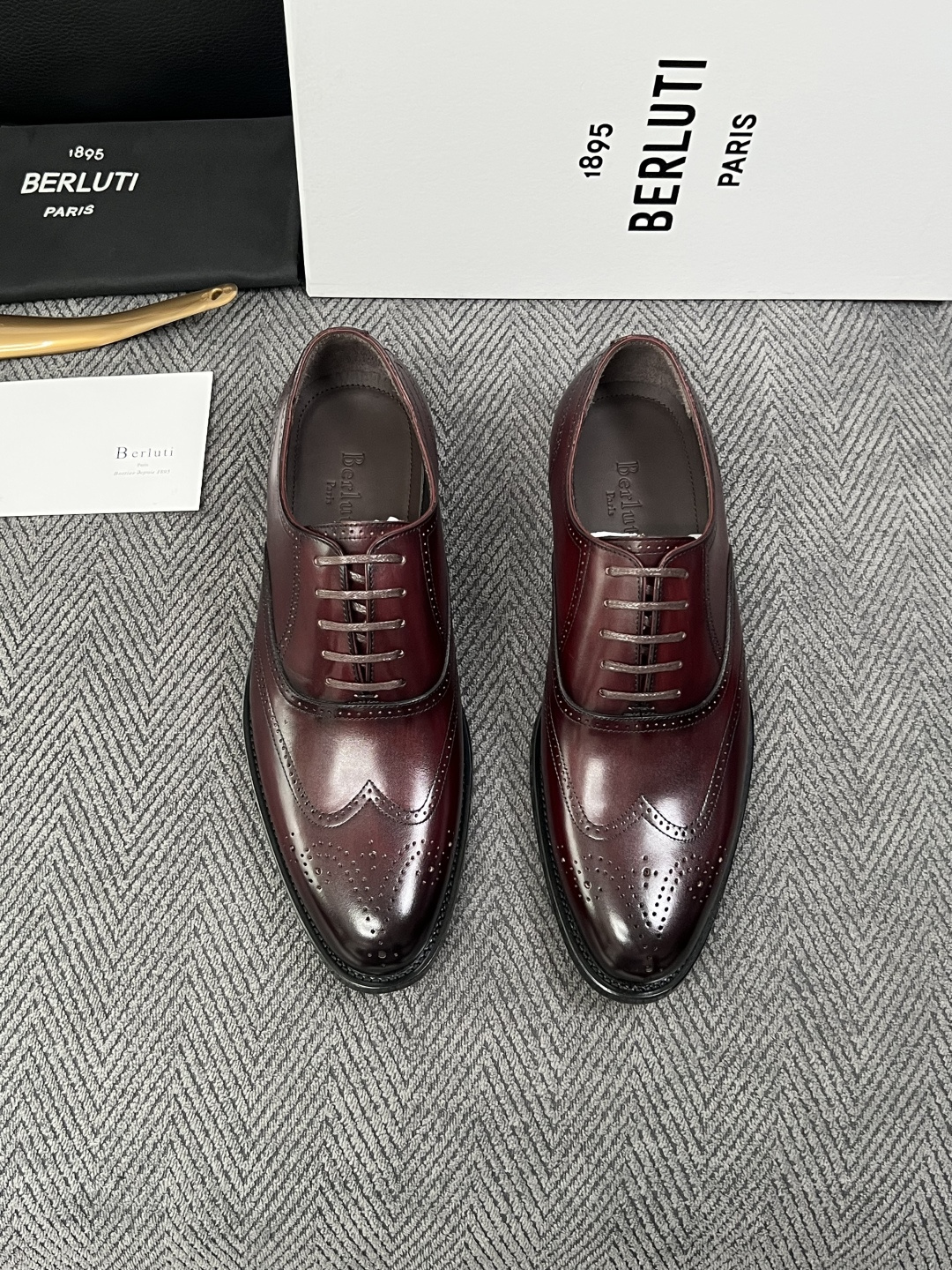 Berluti  高品质  顶级工艺品  布鲁提 专柜同步发售原厂配置，意大利进口牛皮面料，全进口水染牛皮里垫，鞋底：原
