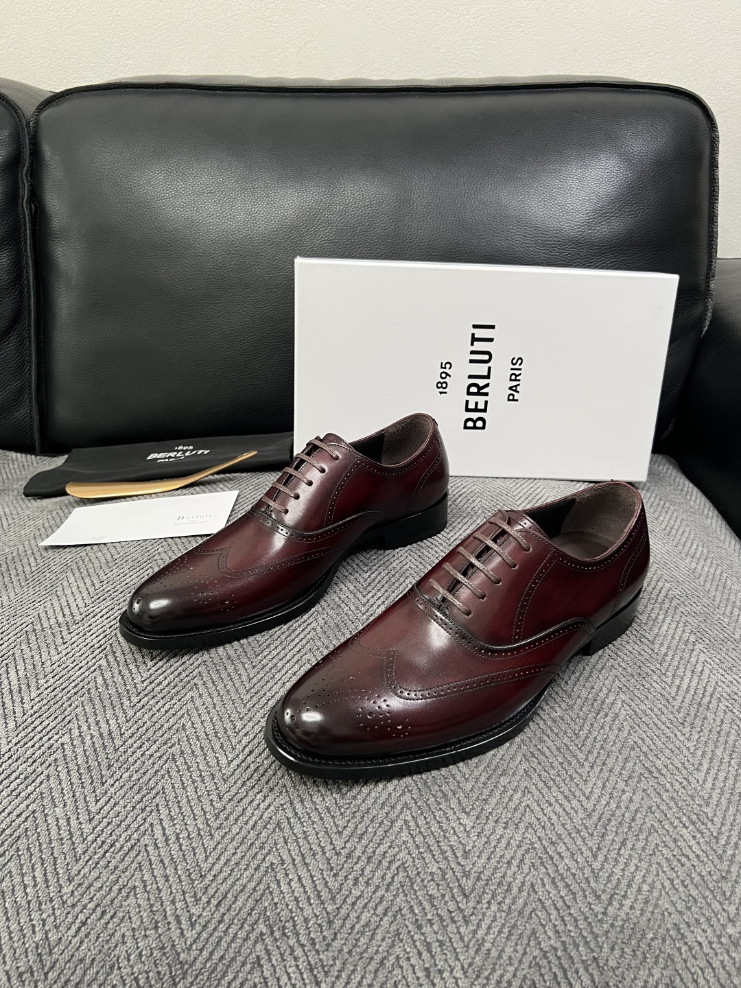 Berluti  高品质  顶级工艺品  布鲁提 专柜同步发售原厂配置，意大利进口牛皮面料，全进口水染牛皮里垫，鞋底：原