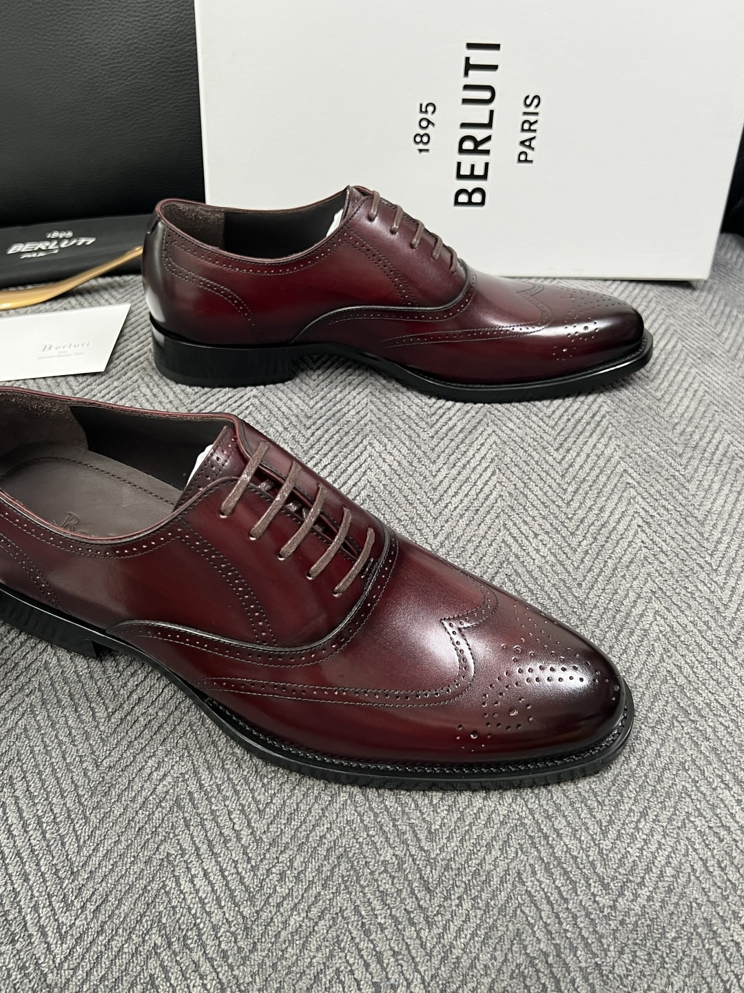 Berluti  高品质  顶级工艺品  布鲁提 专柜同步发售原厂配置，意大利进口牛皮面料，全进口水染牛皮里垫，鞋底：原