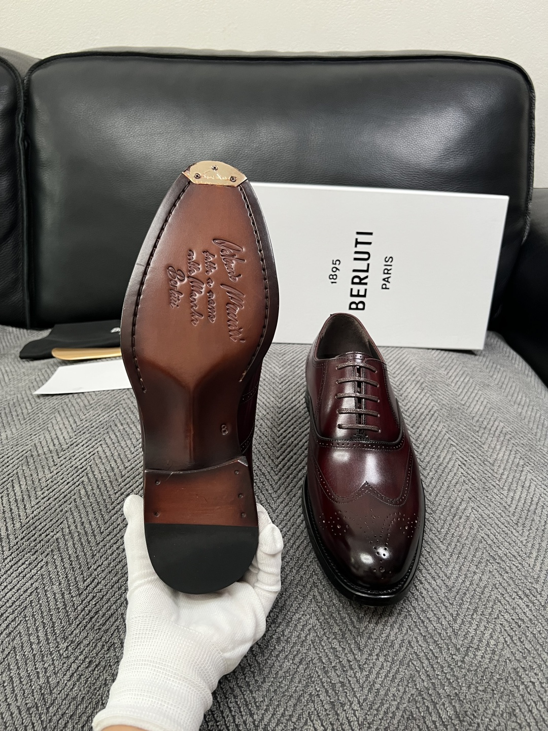 Berluti  高品质  顶级工艺品  布鲁提 专柜同步发售原厂配置，意大利进口牛皮面料，全进口水染牛皮里垫，鞋底：原