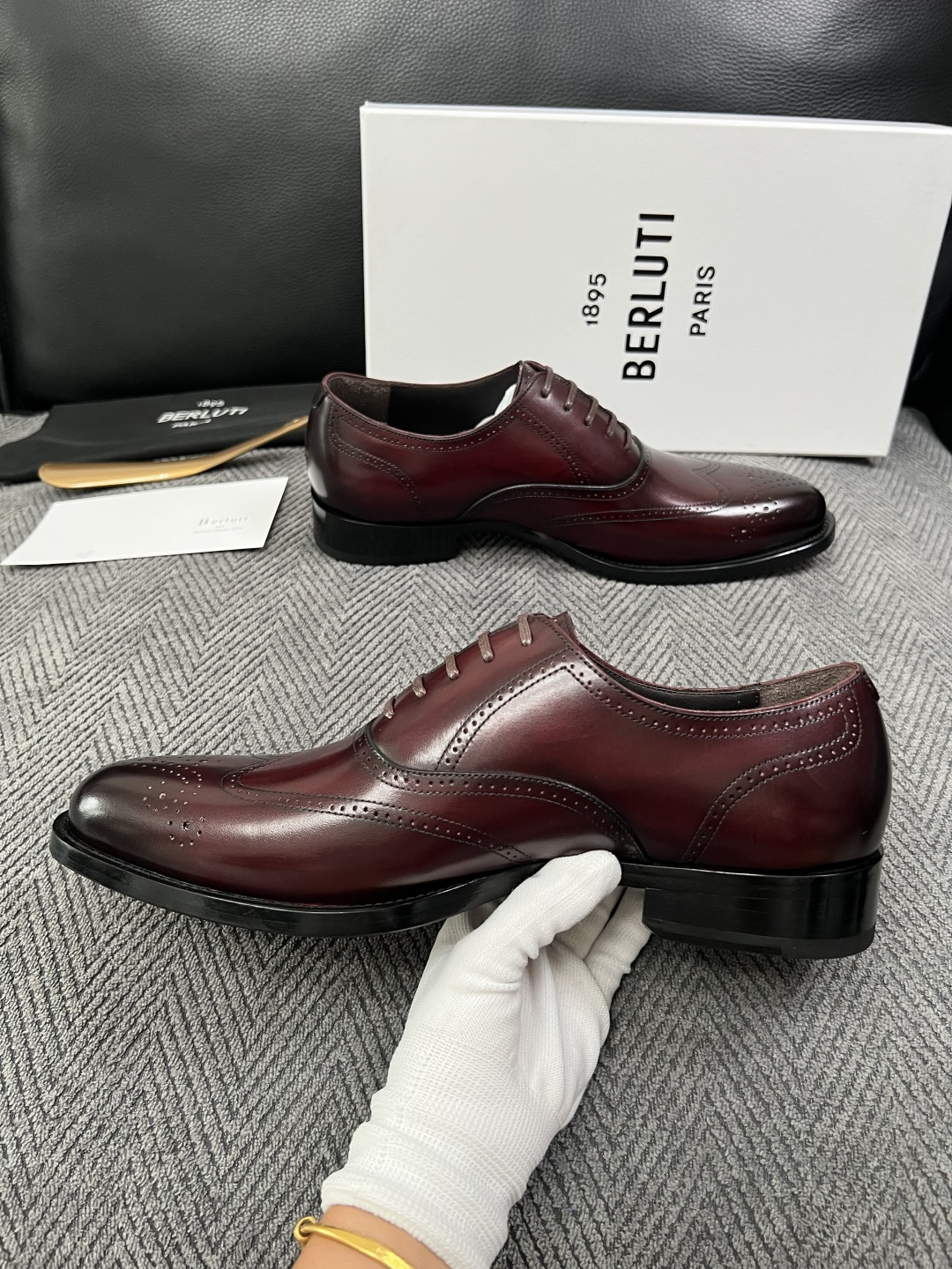 Berluti  高品质  顶级工艺品  布鲁提 专柜同步发售原厂配置，意大利进口牛皮面料，全进口水染牛皮里垫，鞋底：原