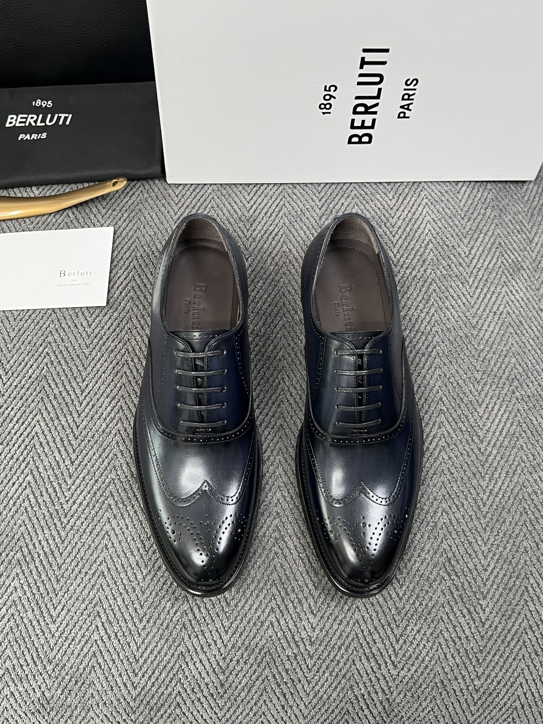 Berluti  高品质  顶级工艺品  布鲁提 专柜同步发售原厂配置，意大利进口牛皮面料，全进口水染牛皮里垫，鞋底：原