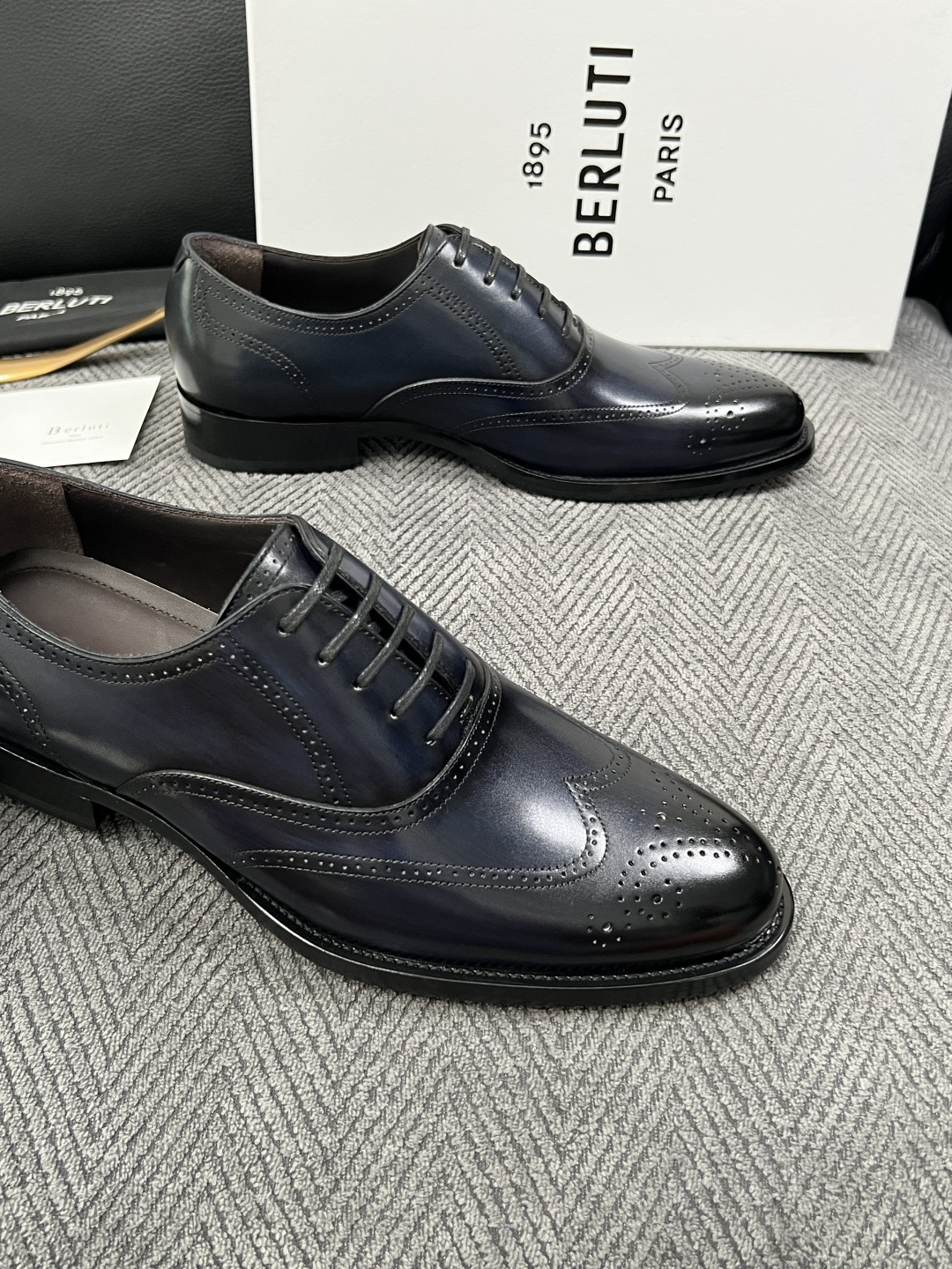 Berluti  高品质  顶级工艺品  布鲁提 专柜同步发售原厂配置，意大利进口牛皮面料，全进口水染牛皮里垫，鞋底：原