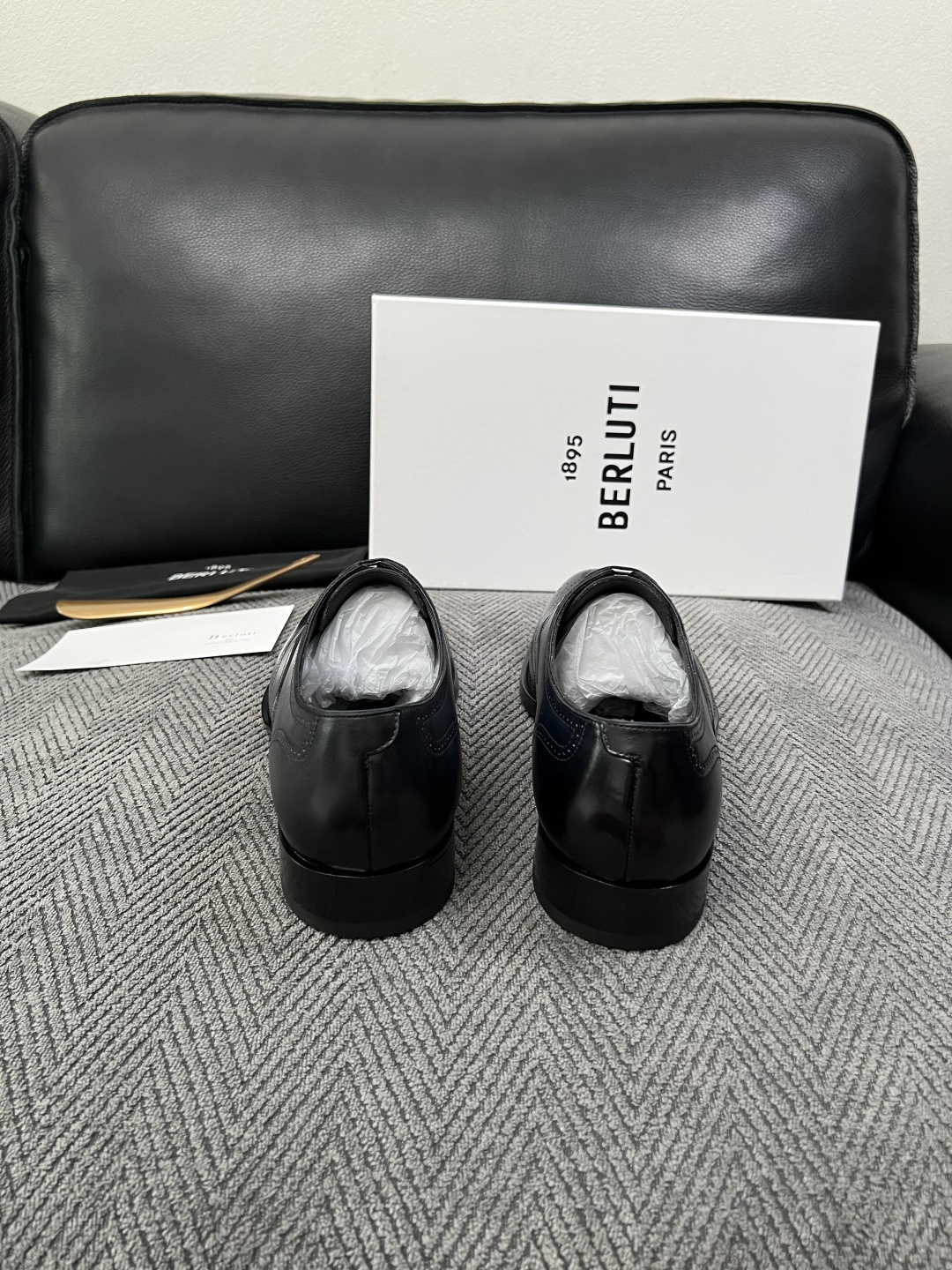Berluti  高品质  顶级工艺品  布鲁提 专柜同步发售原厂配置，意大利进口牛皮面料，全进口水染牛皮里垫，鞋底：原