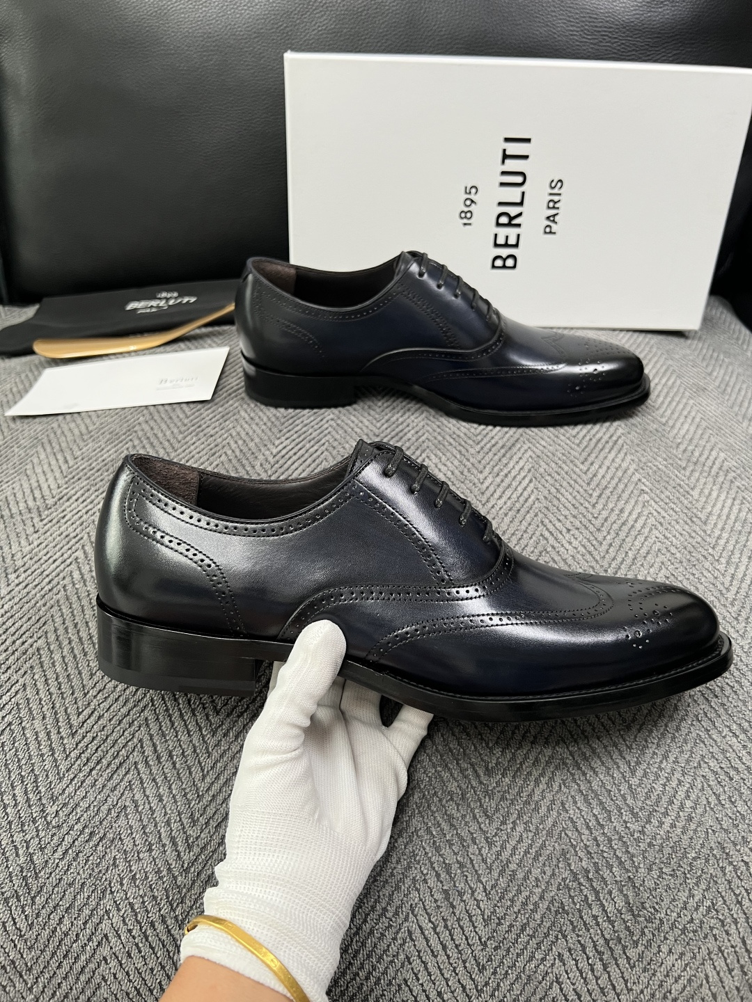 Berluti  高品质  顶级工艺品  布鲁提 专柜同步发售原厂配置，意大利进口牛皮面料，全进口水染牛皮里垫，鞋底：原