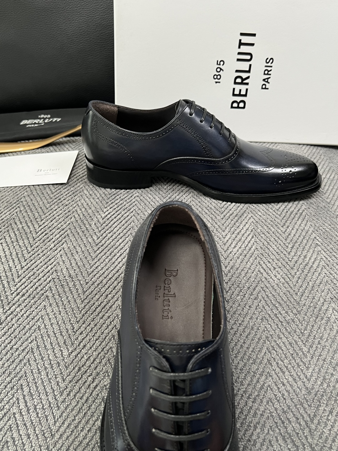 Berluti  高品质  顶级工艺品  布鲁提 专柜同步发售原厂配置，意大利进口牛皮面料，全进口水染牛皮里垫，鞋底：原