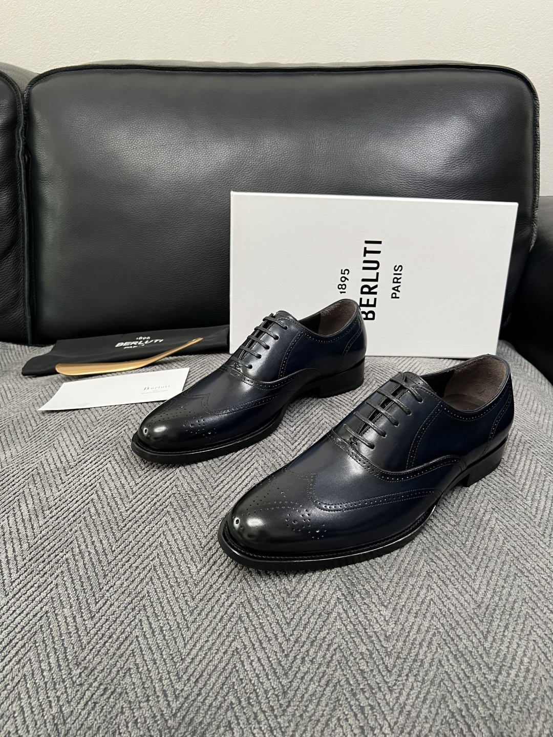Berluti  高品质  顶级工艺品  布鲁提 专柜同步发售原厂配置，意大利进口牛皮面料，全进口水染牛皮里垫，鞋底：原