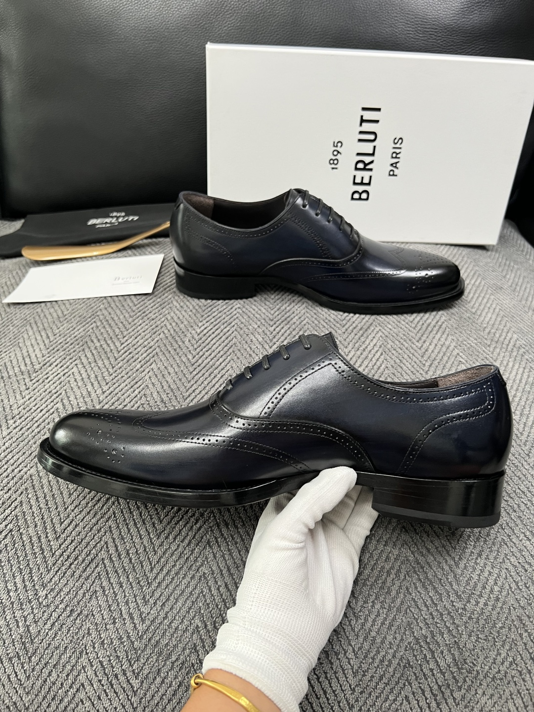Berluti  高品质  顶级工艺品  布鲁提 专柜同步发售原厂配置，意大利进口牛皮面料，全进口水染牛皮里垫，鞋底：原