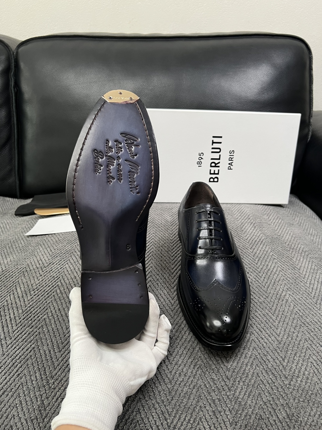 Berluti  高品质  顶级工艺品  布鲁提 专柜同步发售原厂配置，意大利进口牛皮面料，全进口水染牛皮里垫，鞋底：原