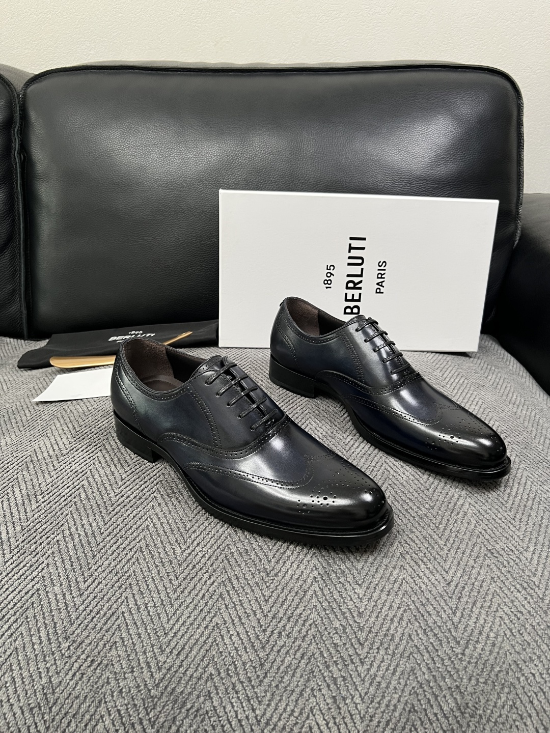 Berluti 高品质 顶级工艺品 布鲁提 专柜同步发售原厂配置,意大利进口牛皮面料,全进口水染牛皮里垫,鞋底:原 Berluti 高品质 顶级工艺品 布鲁提 专柜同步发售原厂配置,意大利进口牛皮面料,全进口水染牛皮里垫,鞋底:原