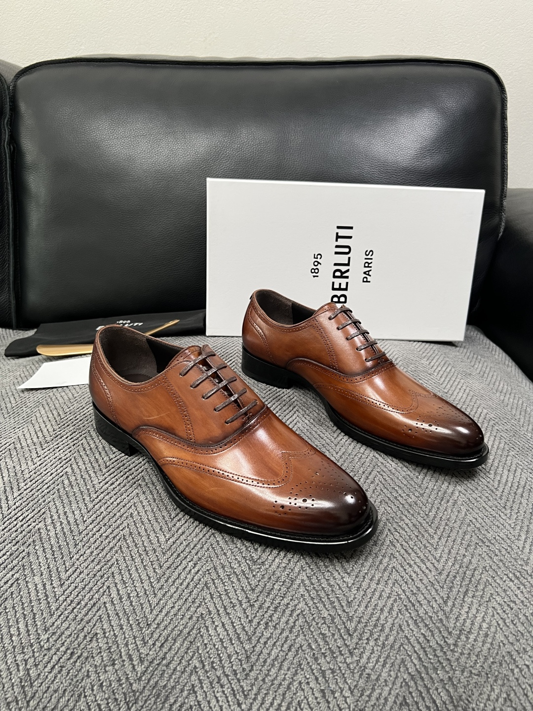 Berluti 高品质 顶级工艺品 布鲁提 专柜同步发售原厂配置,意大利进口牛皮面料,全进口水染牛皮里垫,鞋底:原 Berluti 高品质 顶级工艺品 布鲁提 专柜同步发售原厂配置,意大利进口牛皮面料,全进口水染牛皮里垫,鞋底:原