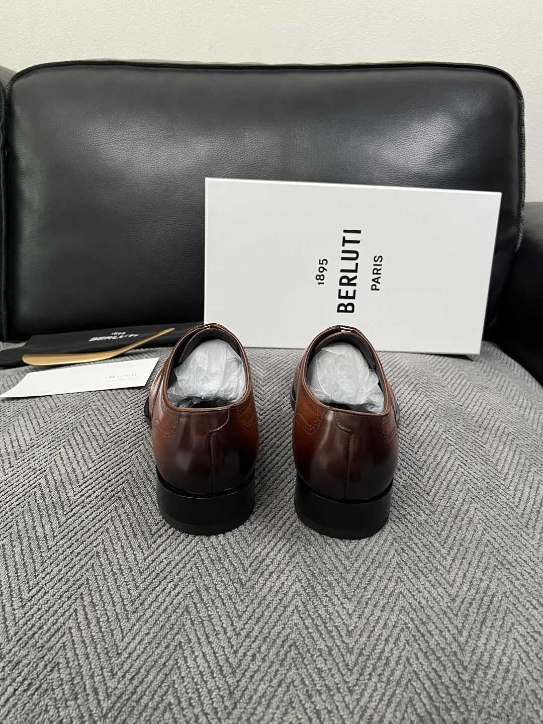 Berluti  高品质  顶级工艺品  布鲁提 专柜同步发售原厂配置，意大利进口牛皮面料，全进口水染牛皮里垫，鞋底：原