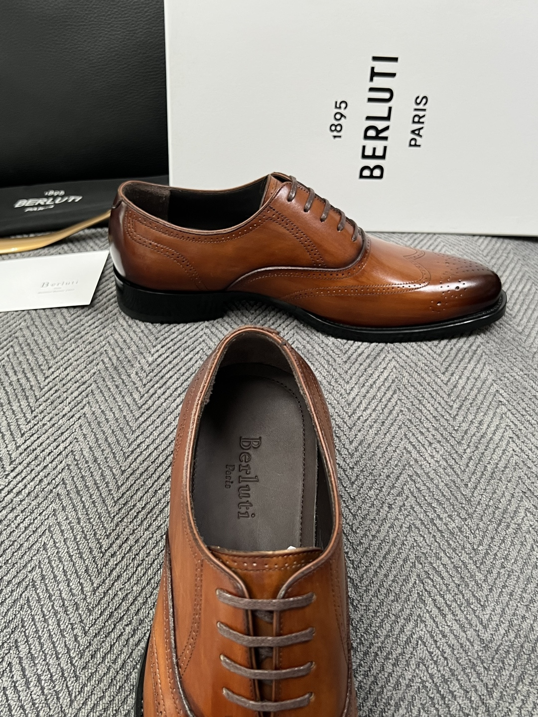 Berluti  高品质  顶级工艺品  布鲁提 专柜同步发售原厂配置，意大利进口牛皮面料，全进口水染牛皮里垫，鞋底：原