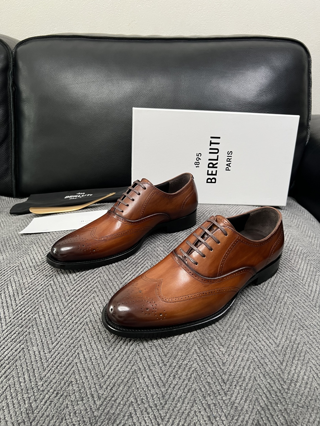 Berluti  高品质  顶级工艺品  布鲁提 专柜同步发售原厂配置，意大利进口牛皮面料，全进口水染牛皮里垫，鞋底：原