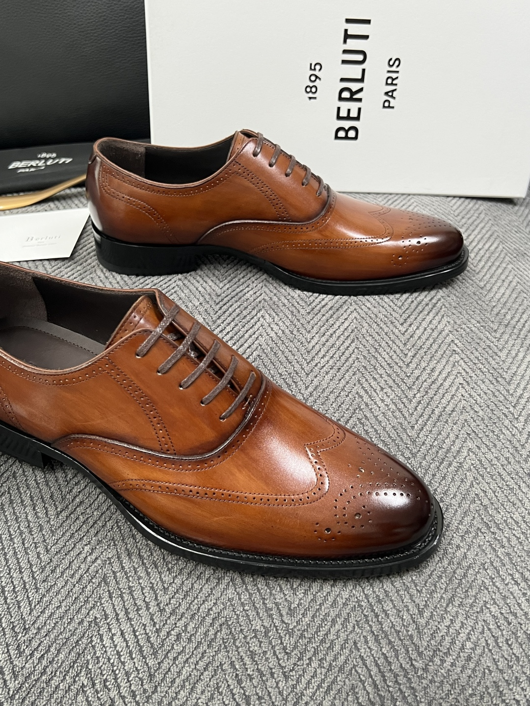 Berluti  高品质  顶级工艺品  布鲁提 专柜同步发售原厂配置，意大利进口牛皮面料，全进口水染牛皮里垫，鞋底：原