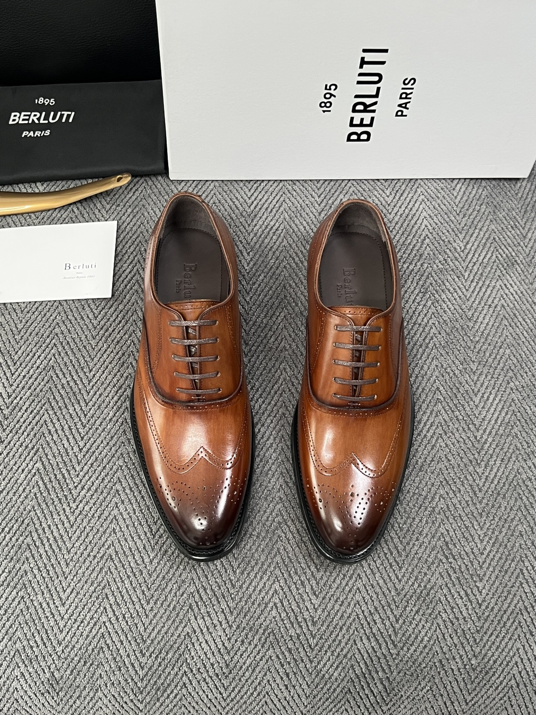 Berluti  高品质  顶级工艺品  布鲁提 专柜同步发售原厂配置，意大利进口牛皮面料，全进口水染牛皮里垫，鞋底：原