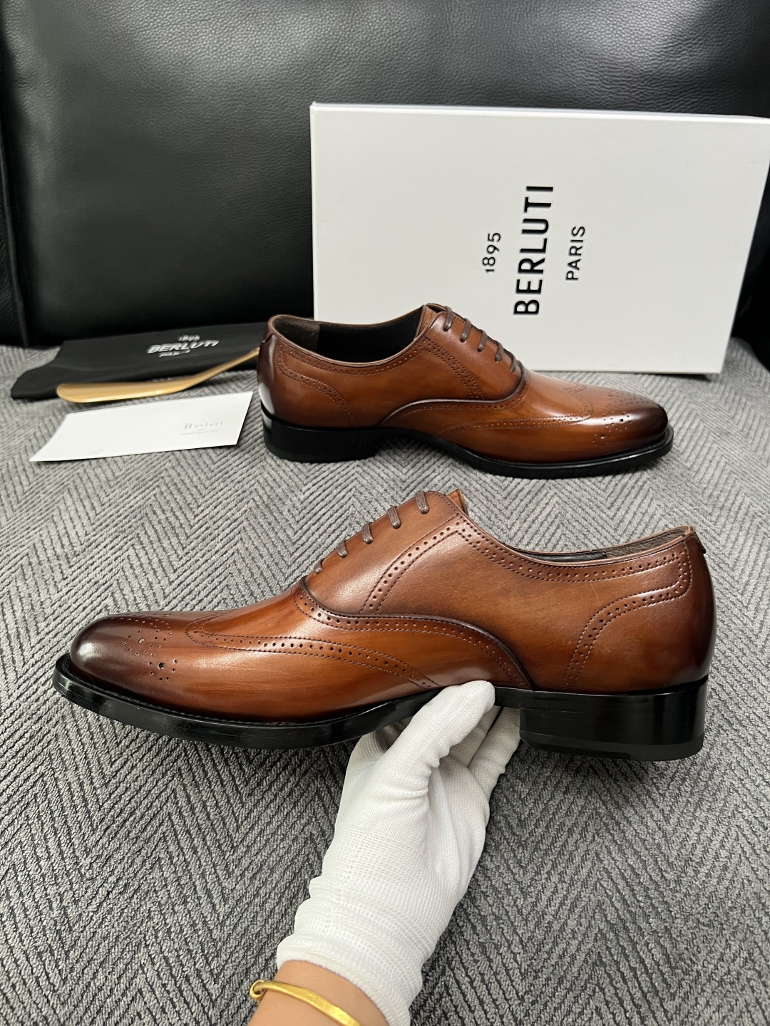 Berluti  高品质  顶级工艺品  布鲁提 专柜同步发售原厂配置，意大利进口牛皮面料，全进口水染牛皮里垫，鞋底：原