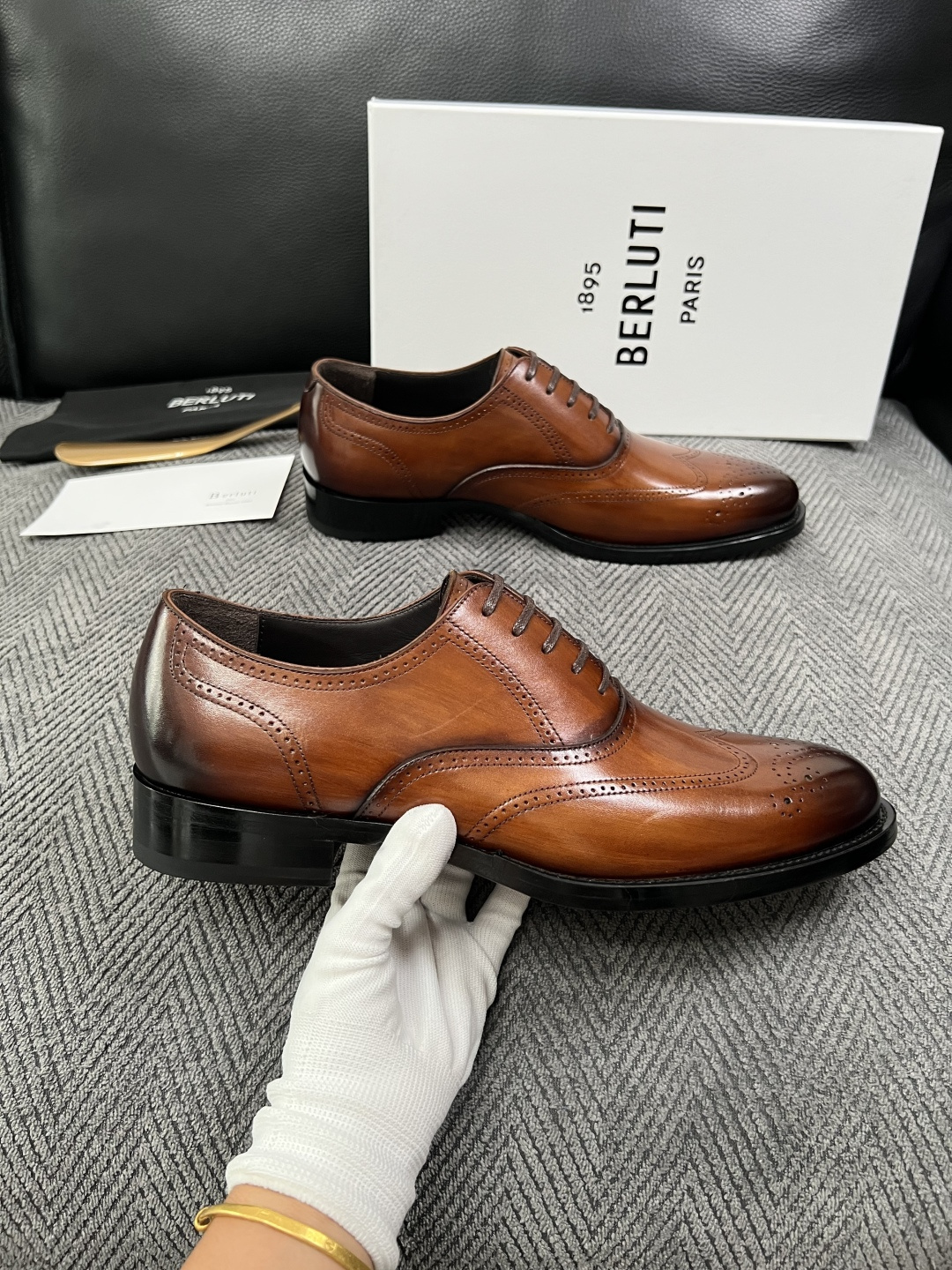Berluti  高品质  顶级工艺品  布鲁提 专柜同步发售原厂配置，意大利进口牛皮面料，全进口水染牛皮里垫，鞋底：原