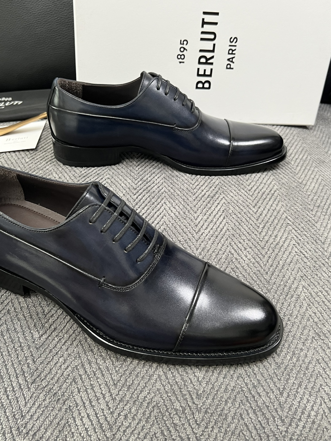 Berluti  高品质  顶级工艺品  布鲁提 专柜同步发售原厂配置，意大利进口牛皮面料，全进口水染牛皮里垫，鞋底：原