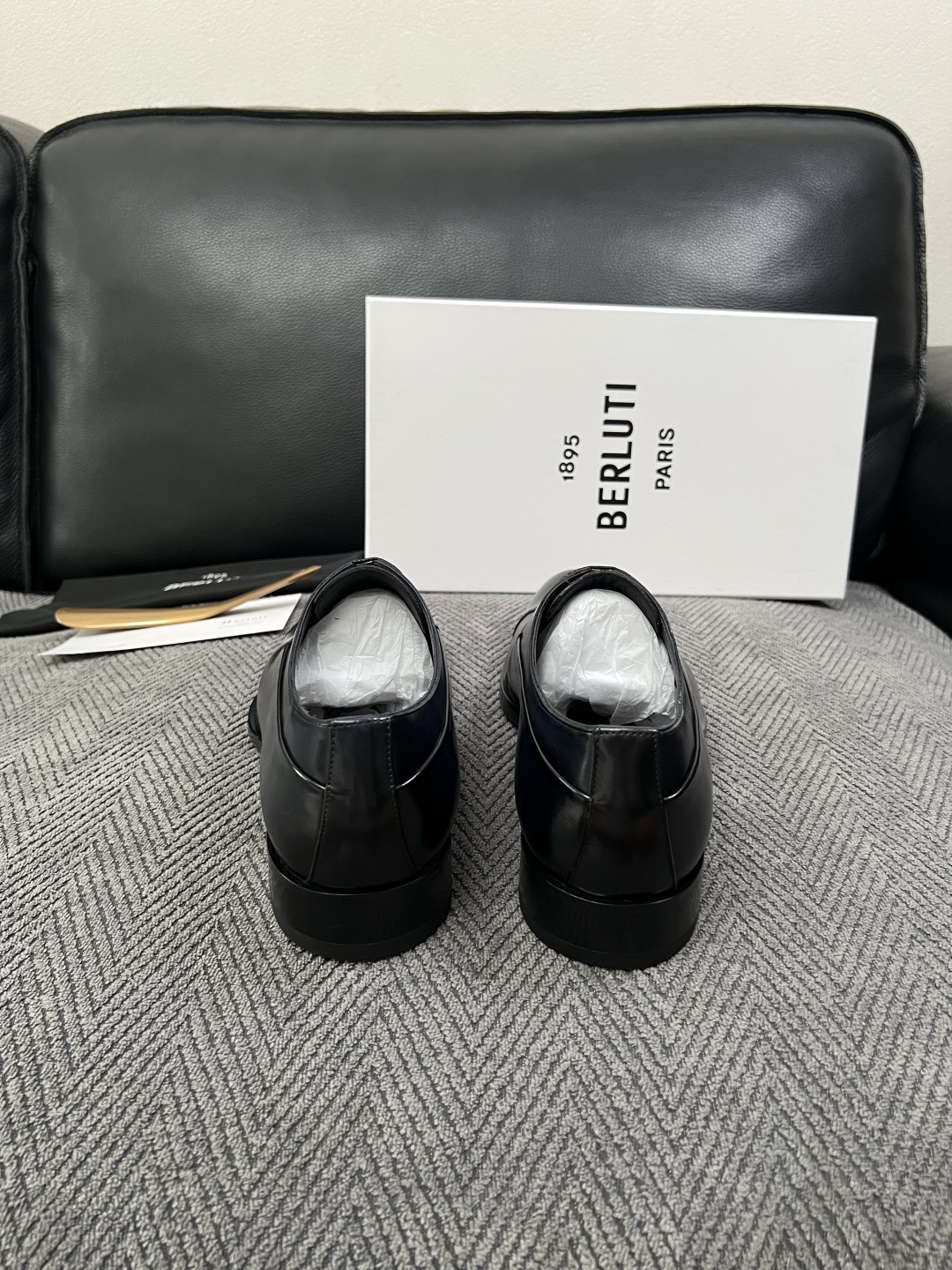 Berluti  高品质  顶级工艺品  布鲁提 专柜同步发售原厂配置，意大利进口牛皮面料，全进口水染牛皮里垫，鞋底：原