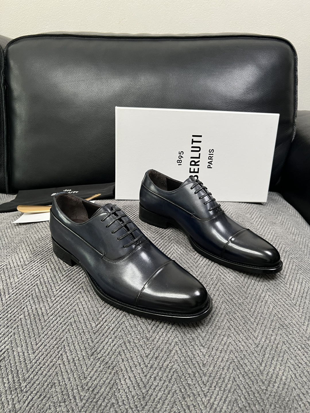 Berluti 高品质 顶级工艺品 布鲁提 专柜同步发售原厂配置,意大利进口牛皮面料,全进口水染牛皮里垫,鞋底:原 Berluti 高品质 顶级工艺品 布鲁提 专柜同步发售原厂配置,意大利进口牛皮面料,全进口水染牛皮里垫,鞋底:原