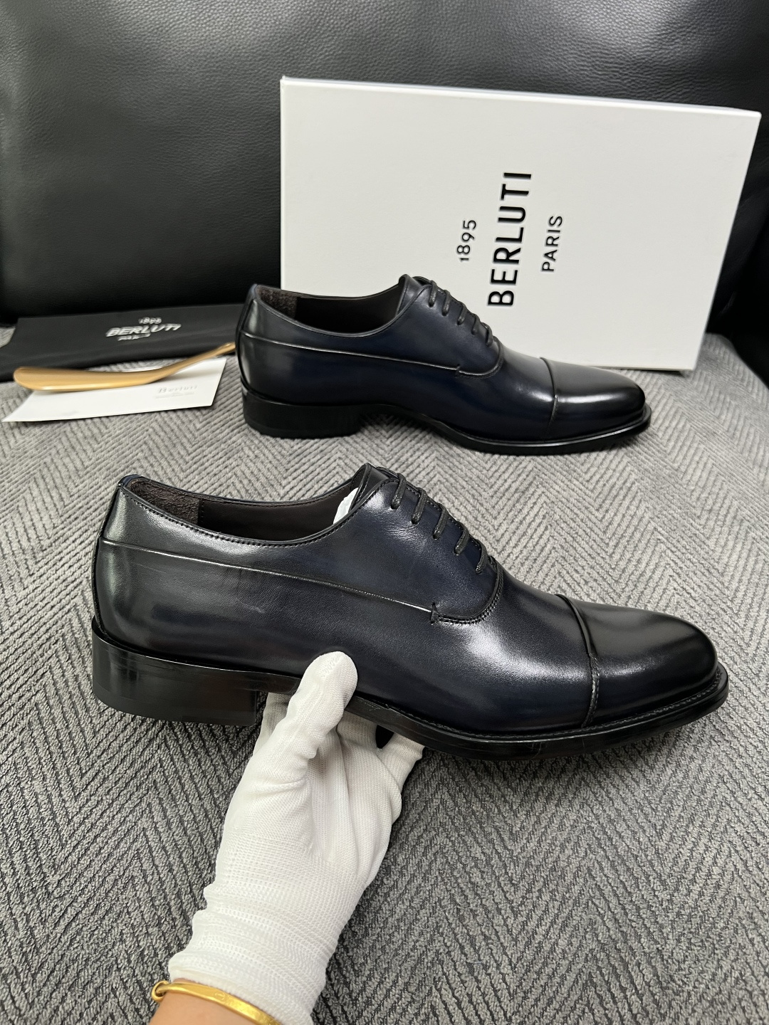 Berluti  高品质  顶级工艺品  布鲁提 专柜同步发售原厂配置，意大利进口牛皮面料，全进口水染牛皮里垫，鞋底：原