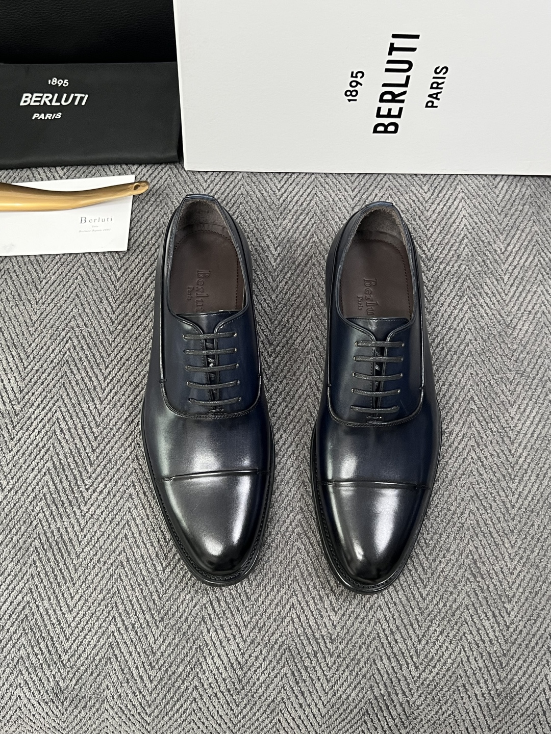Berluti  高品质  顶级工艺品  布鲁提 专柜同步发售原厂配置，意大利进口牛皮面料，全进口水染牛皮里垫，鞋底：原