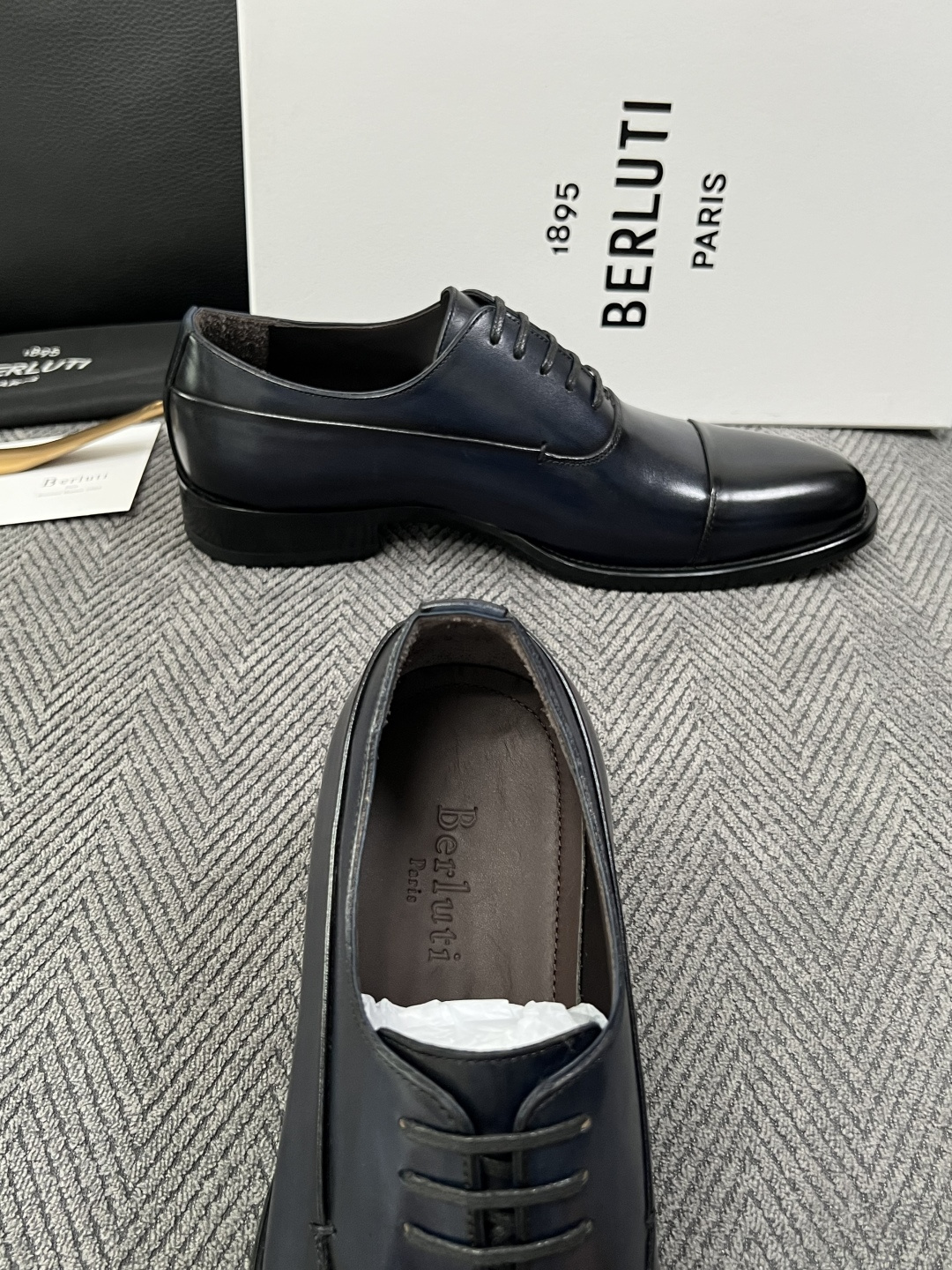Berluti  高品质  顶级工艺品  布鲁提 专柜同步发售原厂配置，意大利进口牛皮面料，全进口水染牛皮里垫，鞋底：原
