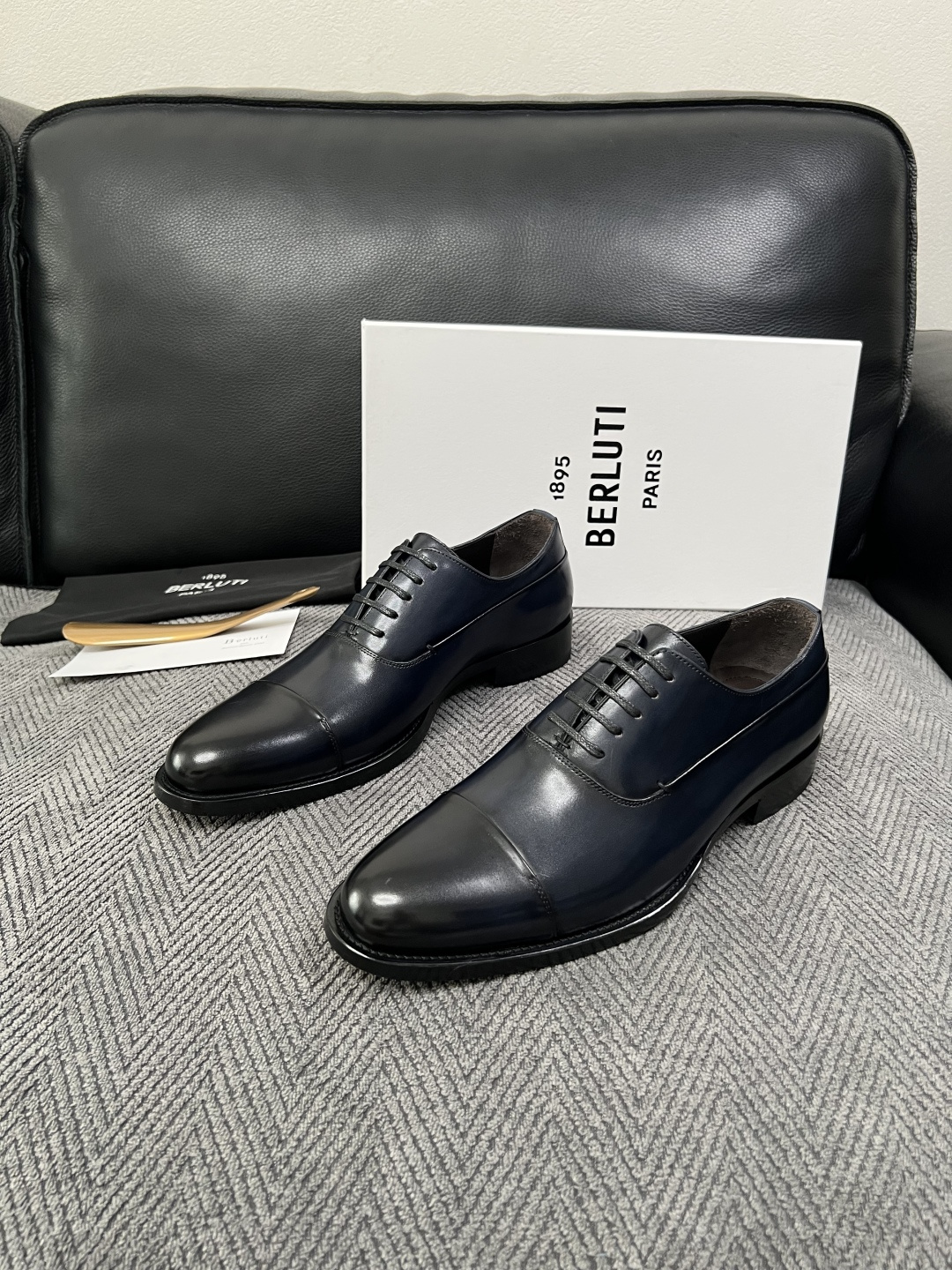 Berluti  高品质  顶级工艺品  布鲁提 专柜同步发售原厂配置，意大利进口牛皮面料，全进口水染牛皮里垫，鞋底：原
