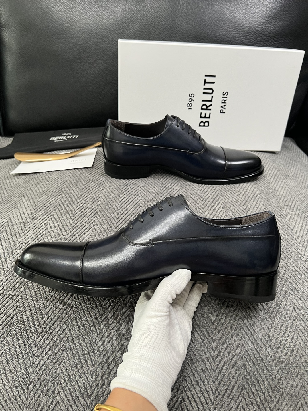 Berluti  高品质  顶级工艺品  布鲁提 专柜同步发售原厂配置，意大利进口牛皮面料，全进口水染牛皮里垫，鞋底：原