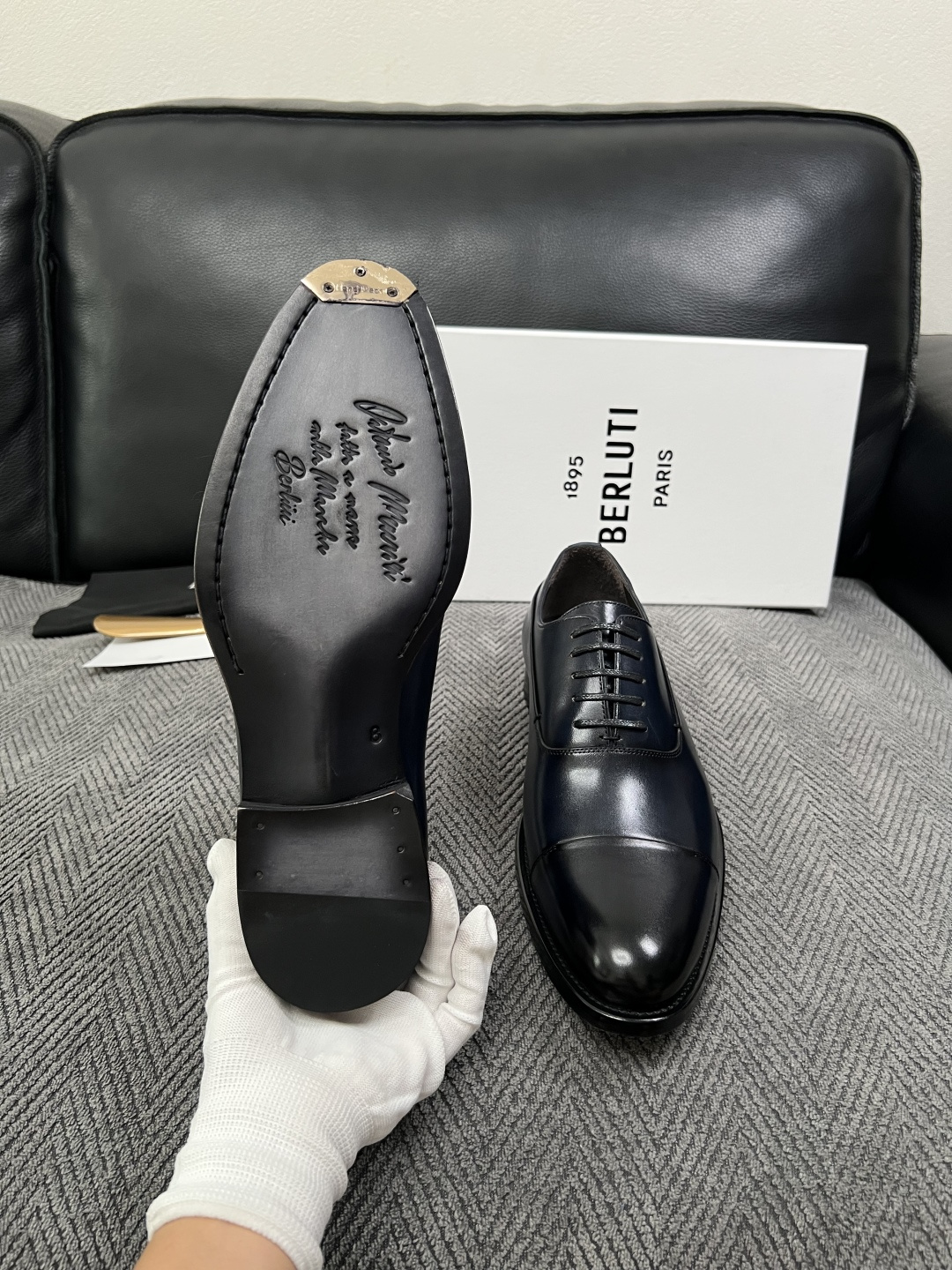 Berluti  高品质  顶级工艺品  布鲁提 专柜同步发售原厂配置，意大利进口牛皮面料，全进口水染牛皮里垫，鞋底：原