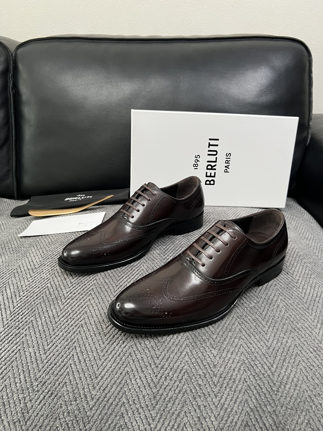 Berluti  高品质  顶级工艺品  布鲁提 专柜同步发售原厂配置，意大利进口牛皮面料，全进口水染牛皮里垫，鞋底：原
