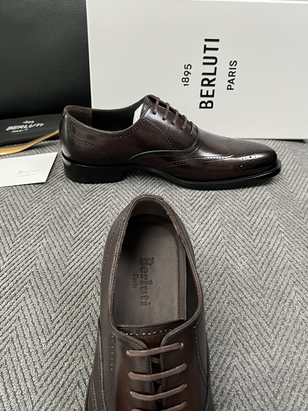 Berluti  高品质  顶级工艺品  布鲁提 专柜同步发售原厂配置，意大利进口牛皮面料，全进口水染牛皮里垫，鞋底：原