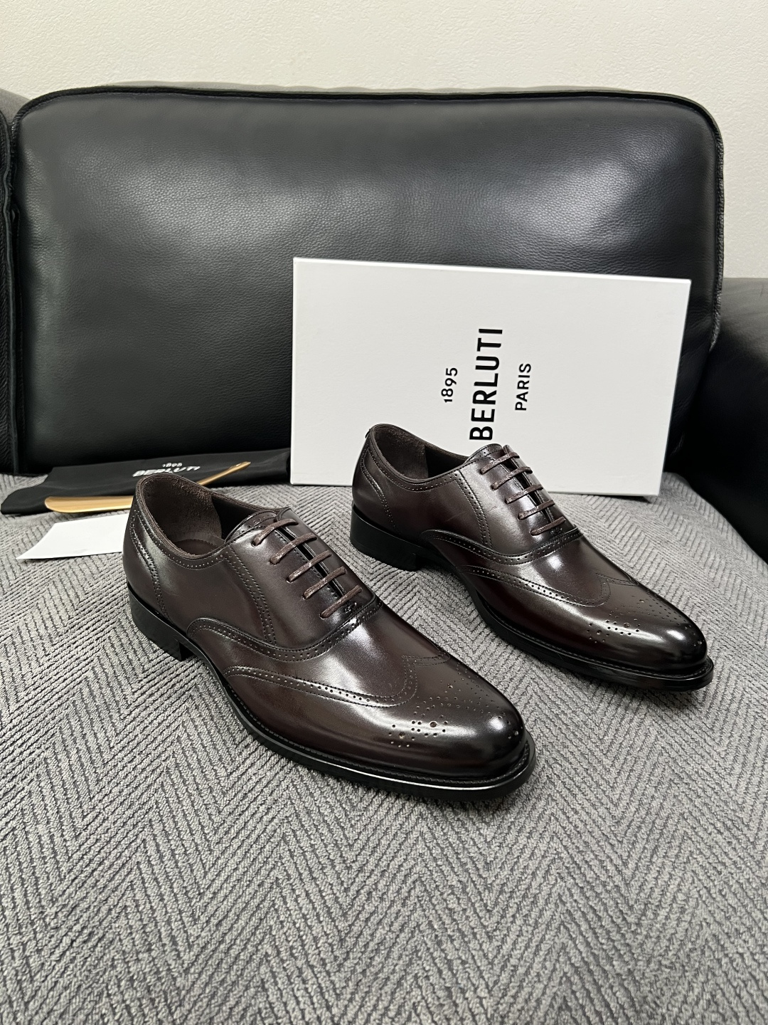 Berluti 高品质 顶级工艺品 布鲁提 专柜同步发售原厂配置,意大利进口牛皮面料,全进口水染牛皮里垫,鞋底:原 Berluti 高品质 顶级工艺品 布鲁提 专柜同步发售原厂配置,意大利进口牛皮面料,全进口水染牛皮里垫,鞋底:原