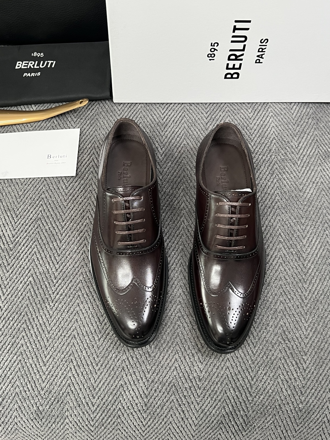 Berluti  高品质  顶级工艺品  布鲁提 专柜同步发售原厂配置，意大利进口牛皮面料，全进口水染牛皮里垫，鞋底：原