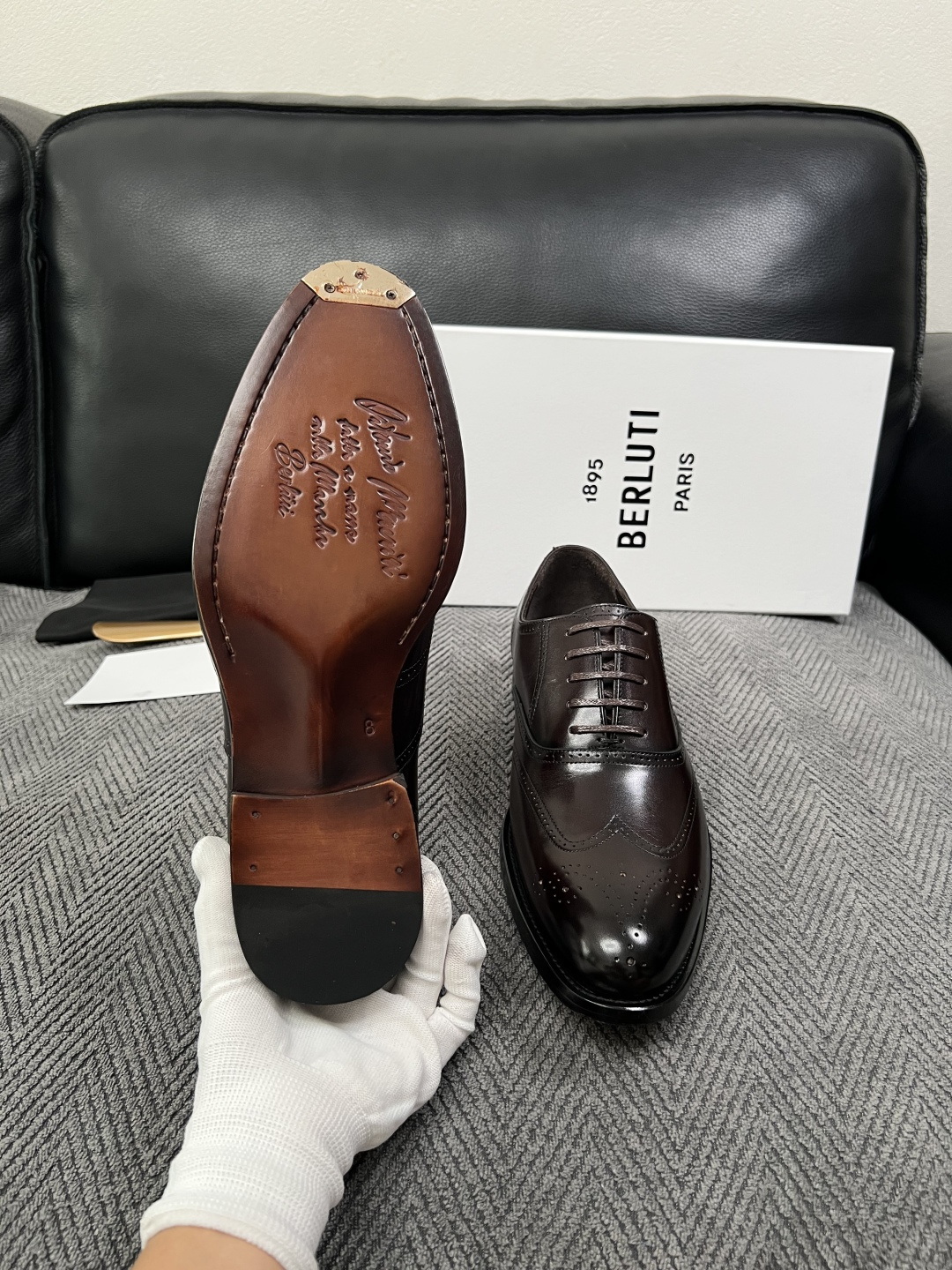 Berluti  高品质  顶级工艺品  布鲁提 专柜同步发售原厂配置，意大利进口牛皮面料，全进口水染牛皮里垫，鞋底：原